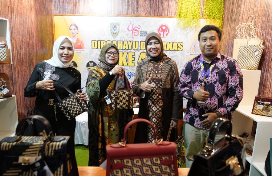 Ketua Dekranasda Muba Hj Patimah Toha Apresiasi Pameran HUT ke-45 Dekranas