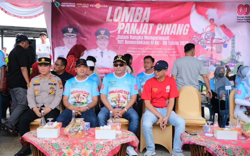 Bertabur Hadiah, Bupati H M Toha Tohet SH Saksikan Secara Langsung Lomba Panjat Pinang
