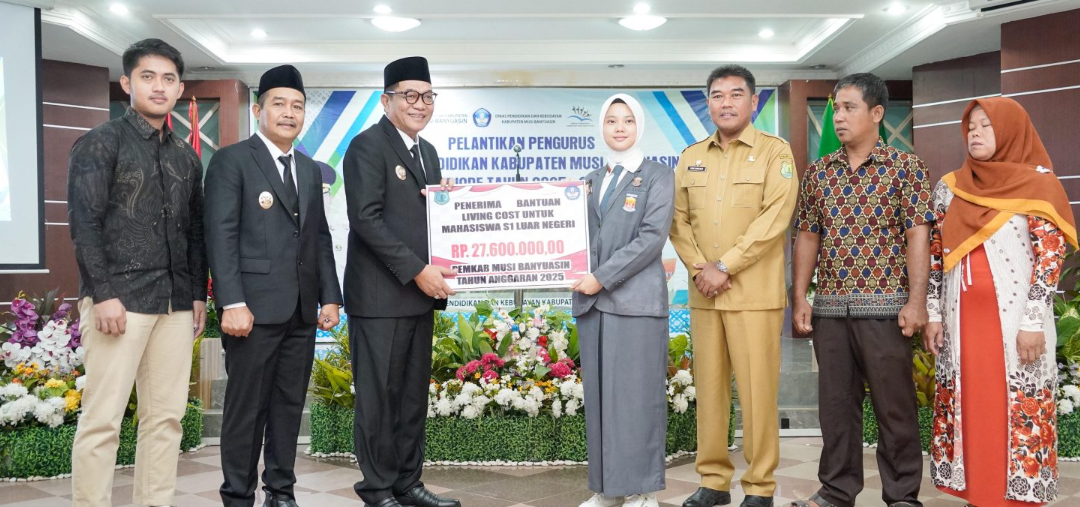 Apresiasi Prestasi, Bupati Toha Serahkan Bantuan Living Cost Rp27,6 Juta kepada Mahasiswa Asal Muba
